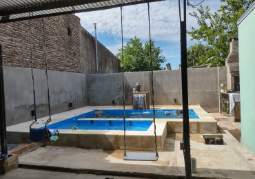 CASA CON PISCINA!! ESPECTACULAR OPORTUNIDAD!! IMPECABLE!!