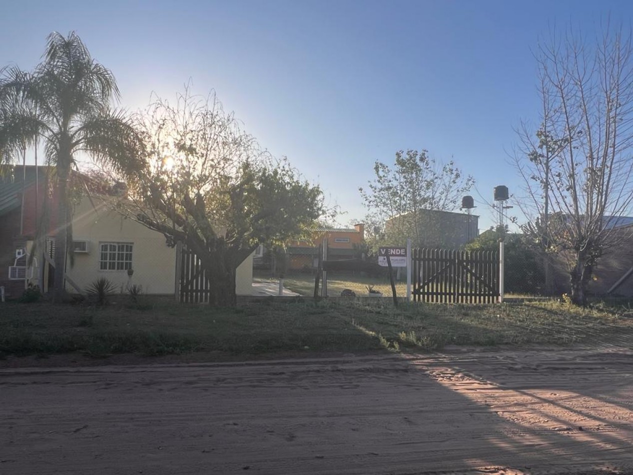CASA CON GRAN TERRENO EN CAYASTA A POCOS METROS DEL RIO