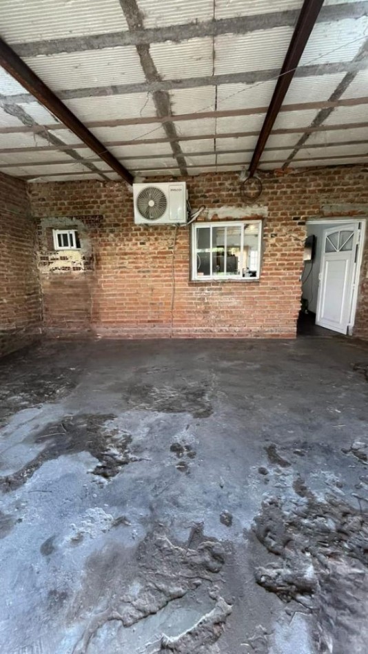 Casa con 4 dormitorios OPORTUNIDAD !!