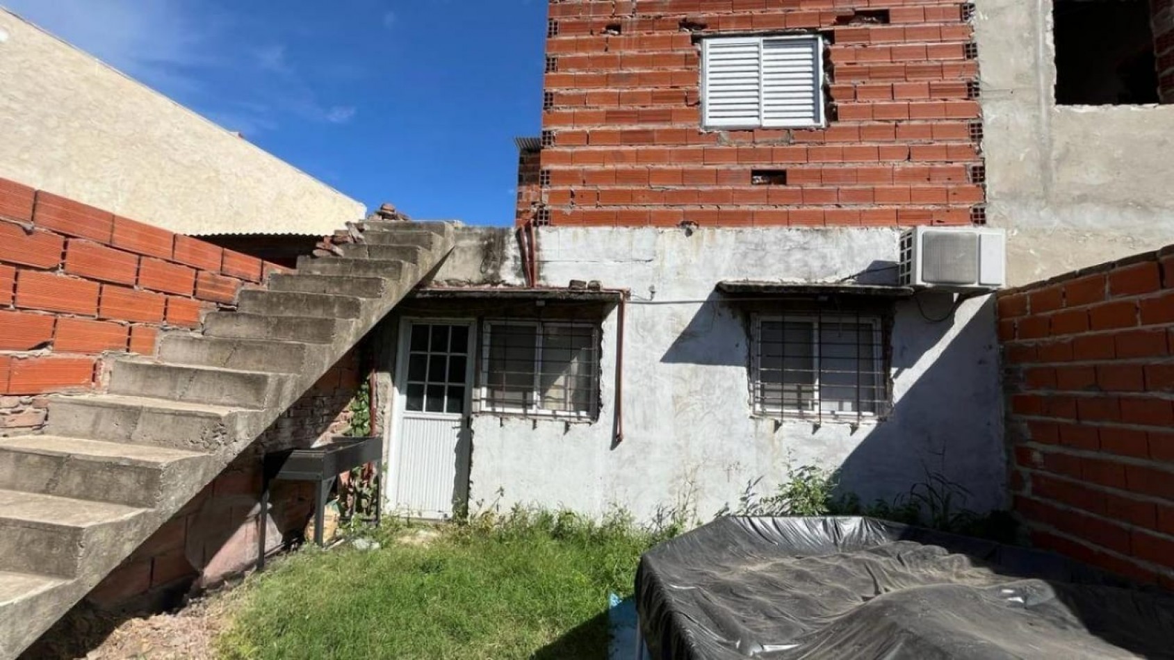 Casa con 4 dormitorios OPORTUNIDAD !!