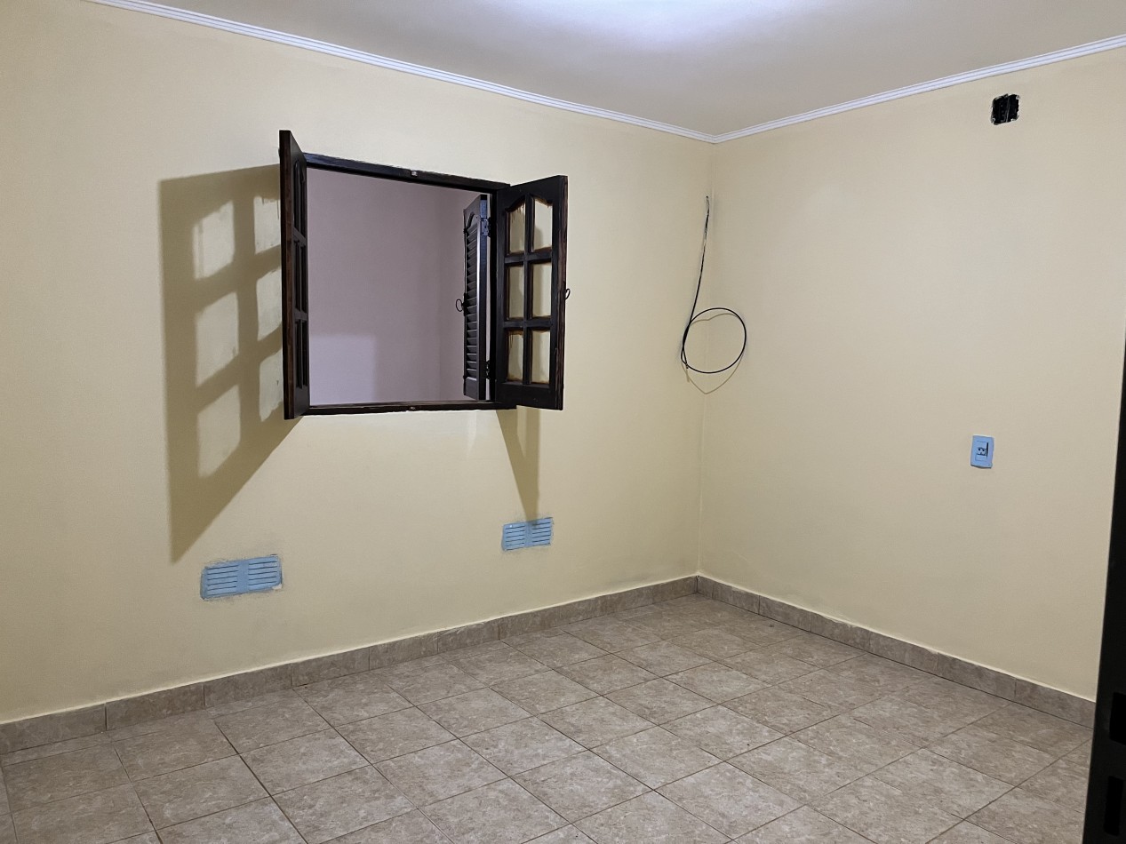 CASA CON COCHERA Y LOCALES!! A METROS DE AVDA. PEÑALOZA!! ZONA NOROESTE!!