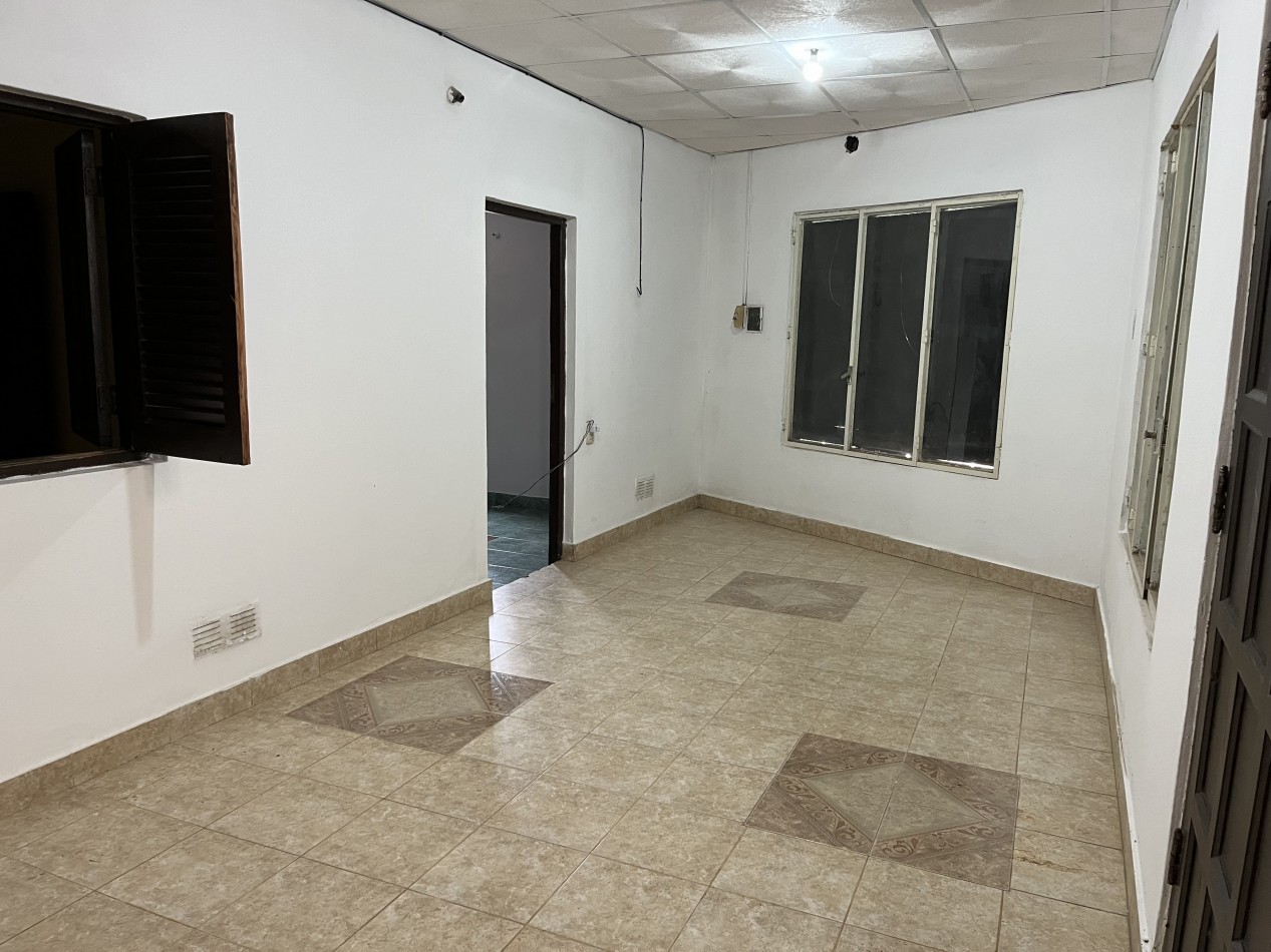 CASA CON COCHERA Y LOCALES!! A METROS DE AVDA. PEÑALOZA!! ZONA NOROESTE!!