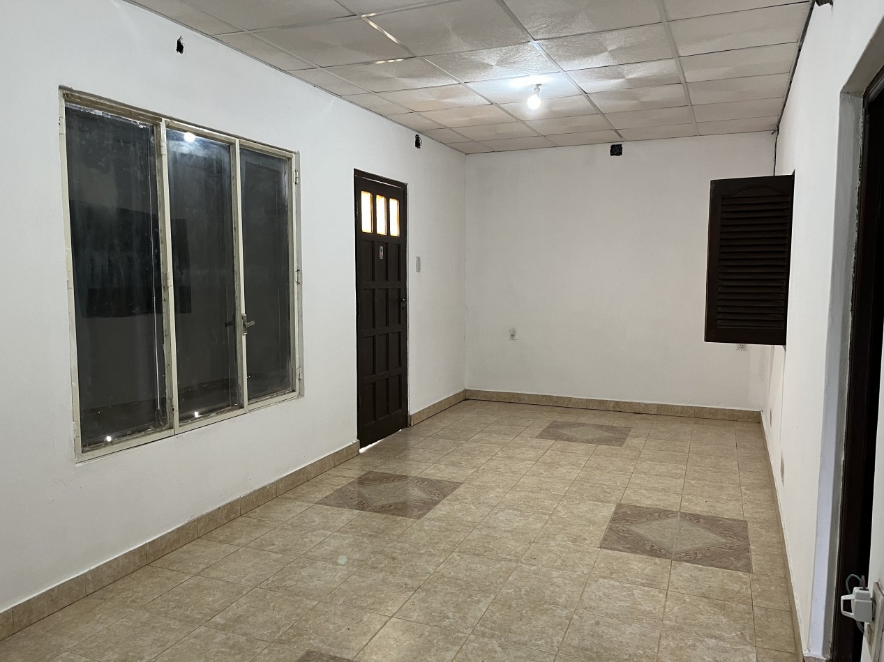 CASA CON COCHERA Y LOCALES!! A METROS DE AVDA. PEÑALOZA!! ZONA NOROESTE!!