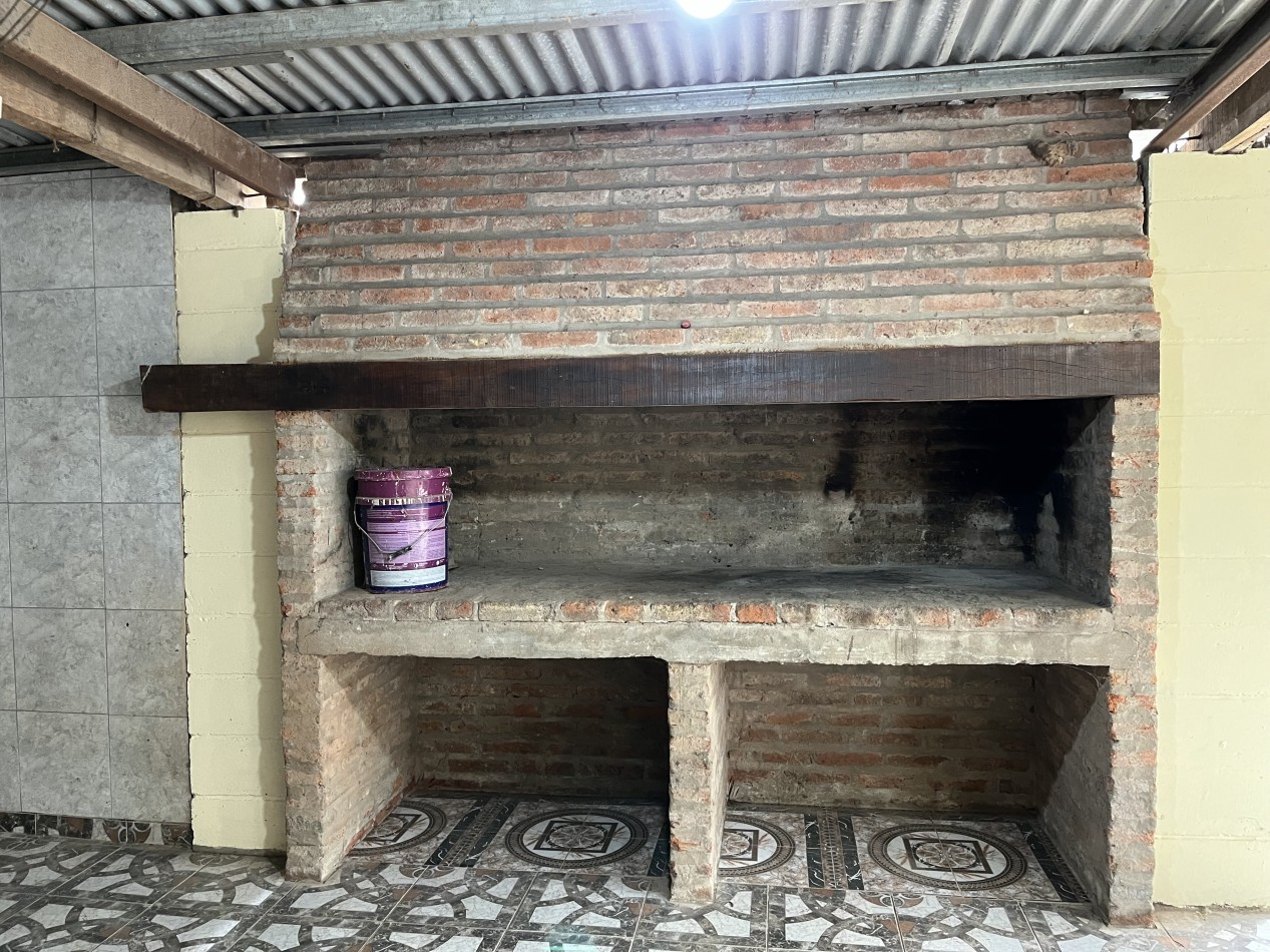 CASA CON COCHERA Y LOCALES!! A METROS DE AVDA. PEÑALOZA!! ZONA NOROESTE!!