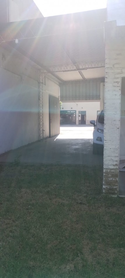 CASA + SALON COMERCIAL + DEPOSITO CON OFICINA Y COCHERA 5 VEHICULOS