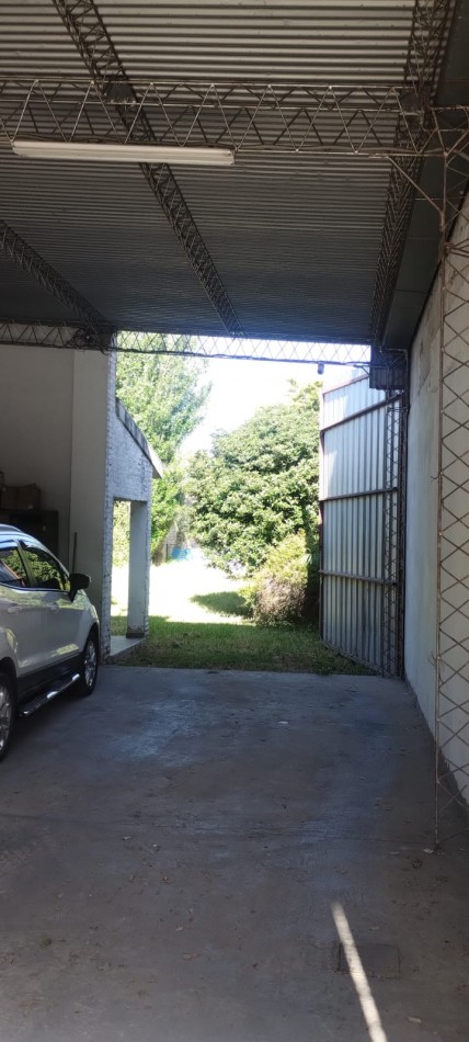 CASA + SALON COMERCIAL + DEPOSITO CON OFICINA Y COCHERA 5 VEHICULOS