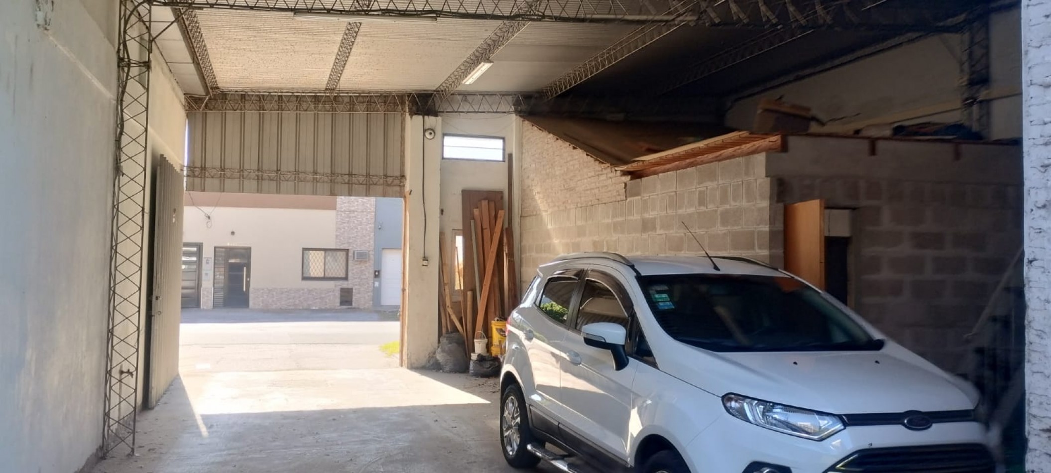 CASA + SALON COMERCIAL + DEPOSITO CON OFICINA Y COCHERA 5 VEHICULOS