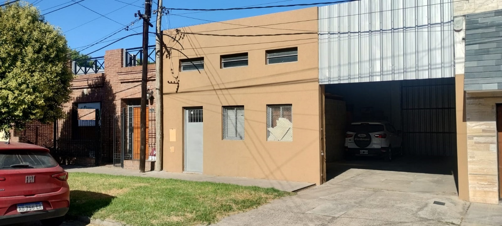 CASA + SALON COMERCIAL + DEPOSITO CON OFICINA Y COCHERA 5 VEHICULOS