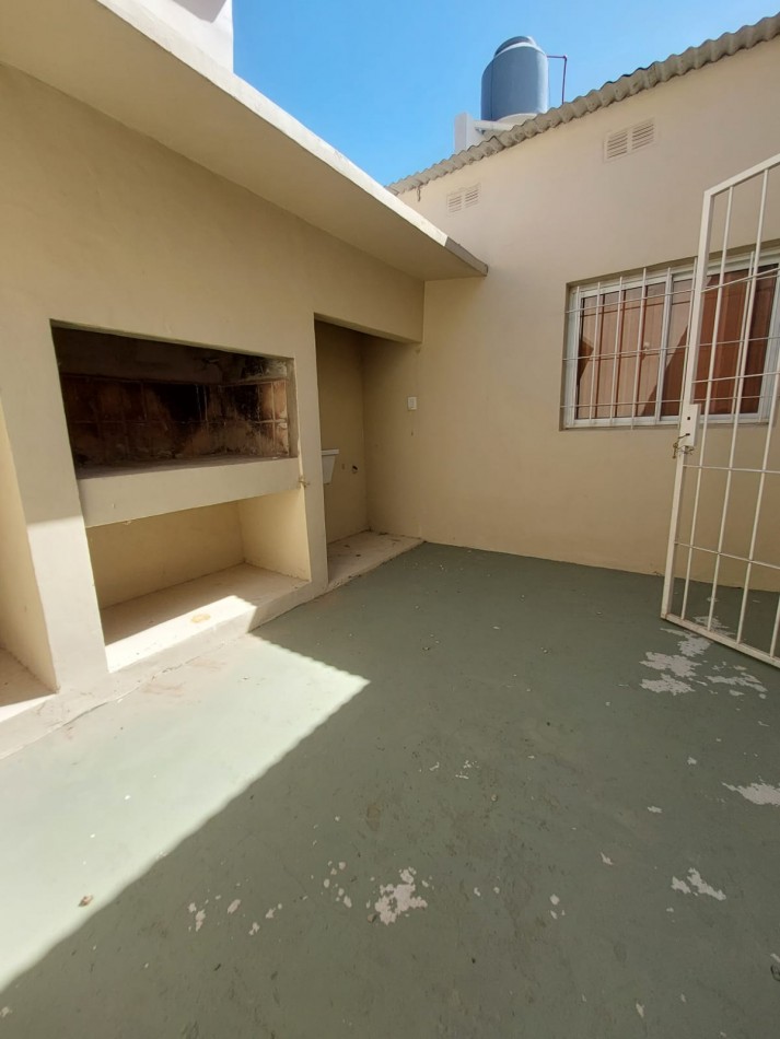 VENTA DE CASA TOTALMENTE REFACCIONADA EN PADRE GENESIO AL 1200