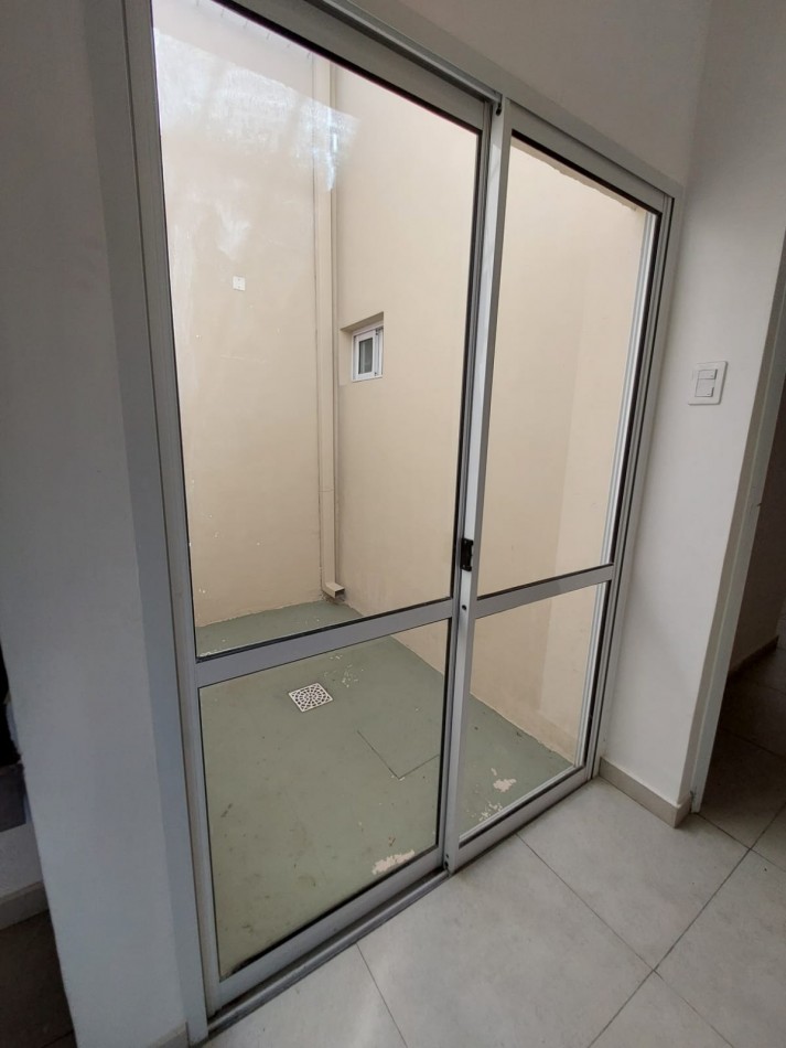 VENTA DE CASA TOTALMENTE REFACCIONADA EN PADRE GENESIO AL 1200