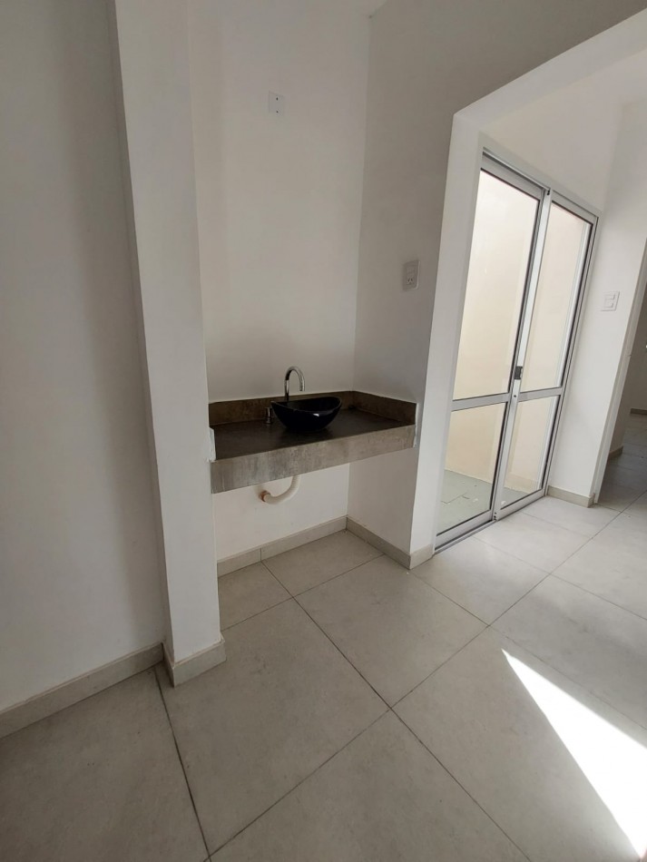 VENTA DE CASA TOTALMENTE REFACCIONADA EN PADRE GENESIO AL 1200