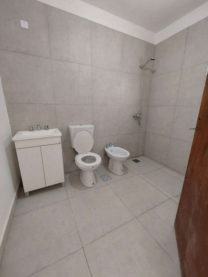 VENTA DE CASA TOTALMENTE REFACCIONADA EN PADRE GENESIO AL 1200