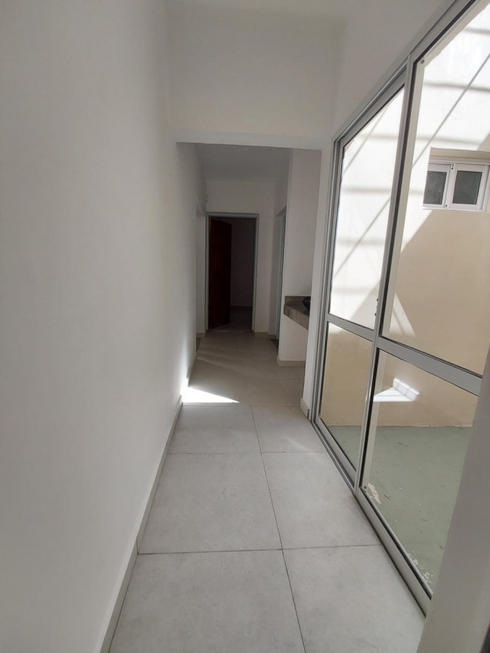 VENTA DE CASA TOTALMENTE REFACCIONADA EN PADRE GENESIO AL 1200