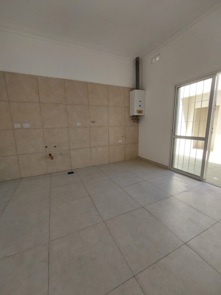 VENTA DE CASA TOTALMENTE REFACCIONADA EN PADRE GENESIO AL 1200