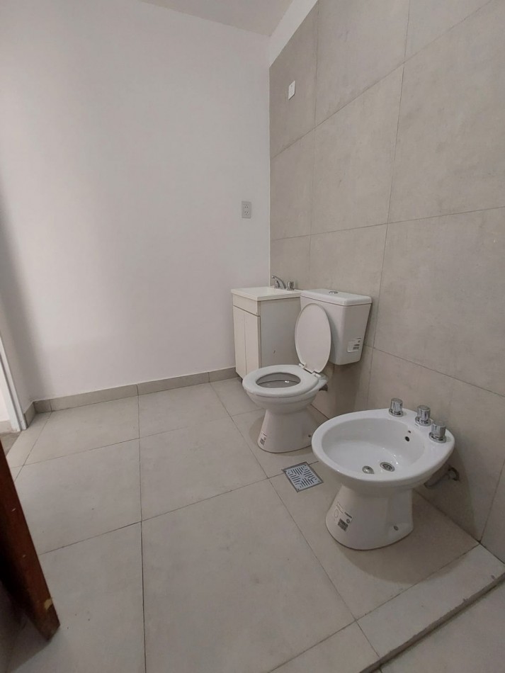 VENTA DE CASA TOTALMENTE REFACCIONADA EN PADRE GENESIO AL 1200