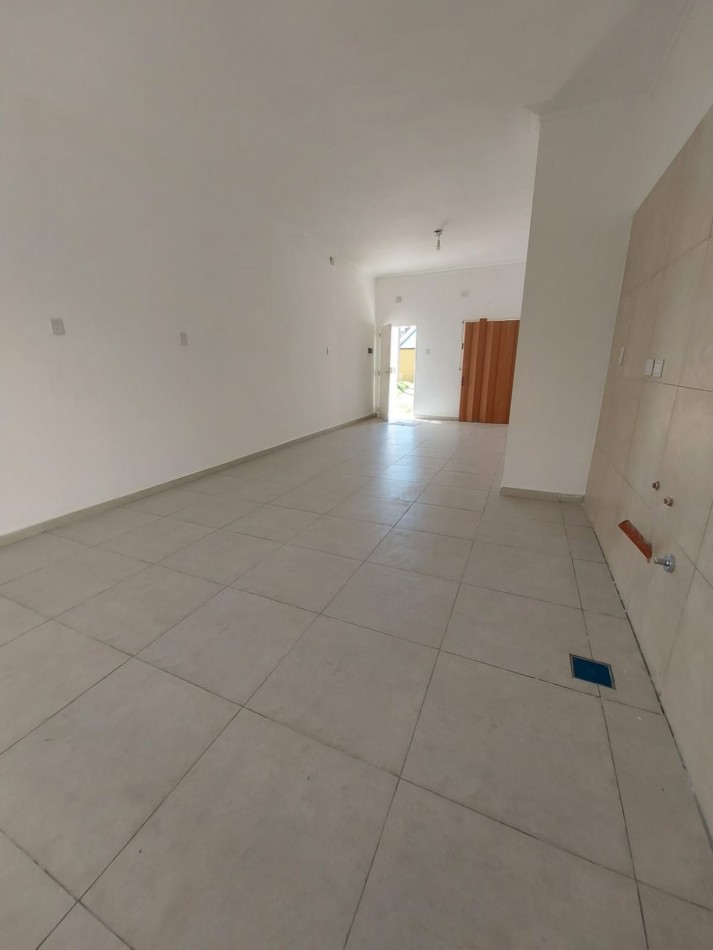 VENTA DE CASA TOTALMENTE REFACCIONADA EN PADRE GENESIO AL 1200