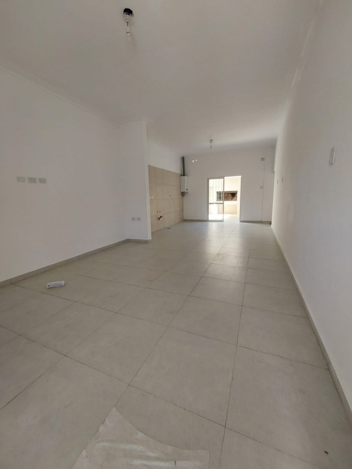 VENTA DE CASA TOTALMENTE REFACCIONADA EN PADRE GENESIO AL 1200