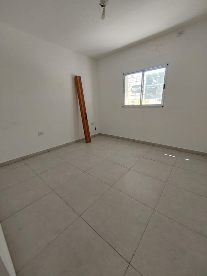 VENTA DE CASA TOTALMENTE REFACCIONADA EN PADRE GENESIO AL 1200