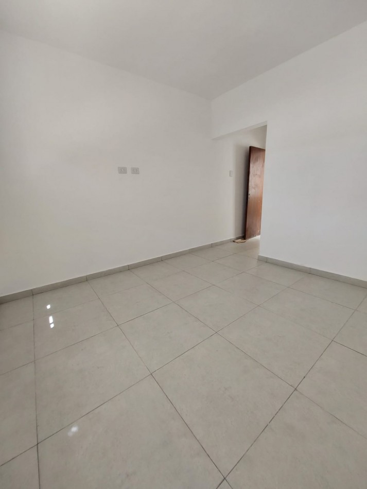 VENTA DE CASA TOTALMENTE REFACCIONADA EN PADRE GENESIO AL 1200