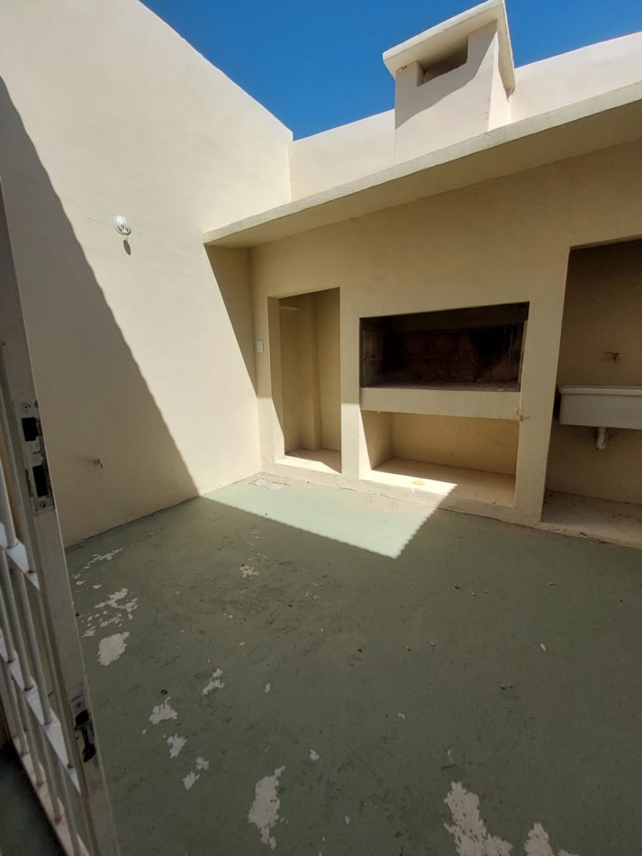 VENTA DE CASA TOTALMENTE REFACCIONADA EN PADRE GENESIO AL 1200