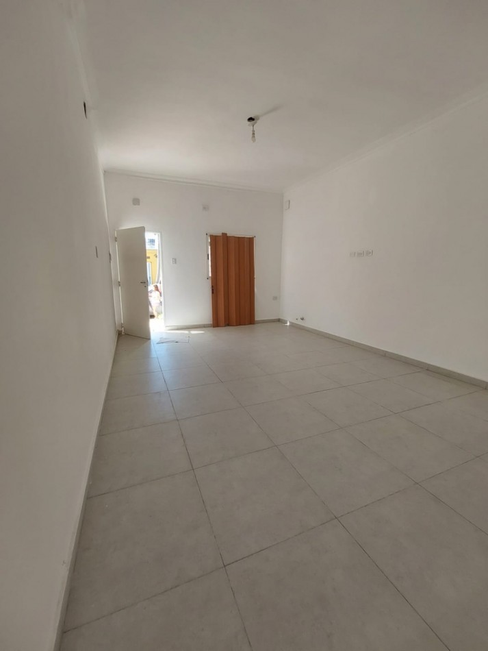 VENTA DE CASA TOTALMENTE REFACCIONADA EN PADRE GENESIO AL 1200