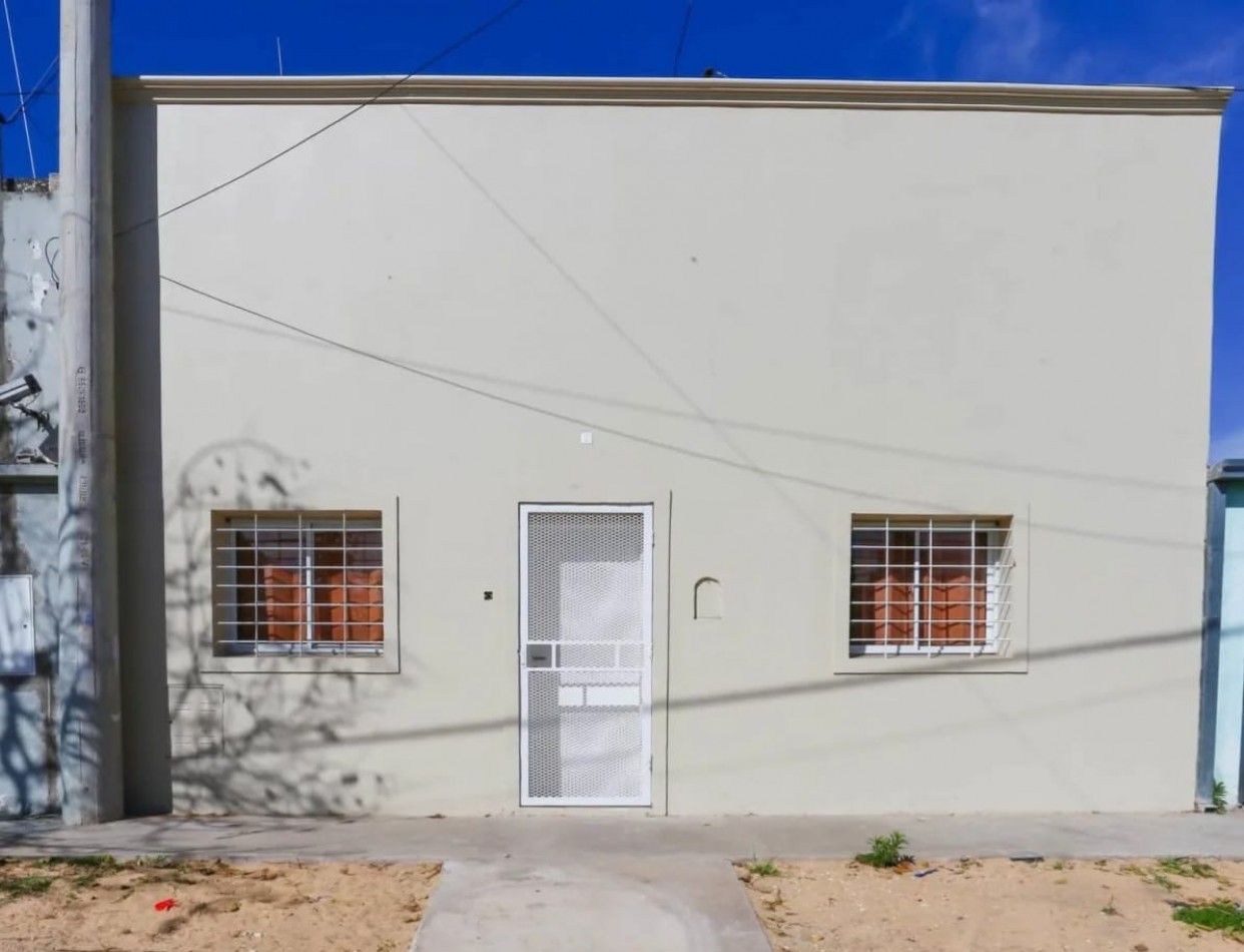 VENTA DE CASA TOTALMENTE REFACCIONADA EN PADRE GENESIO AL 1200