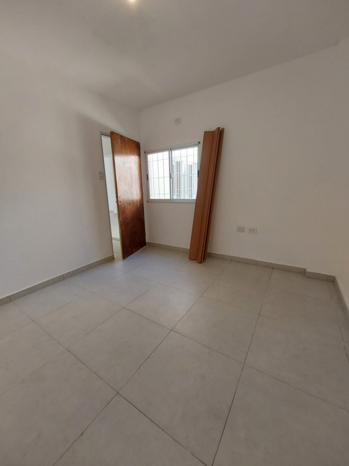 VENTA DE CASA TOTALMENTE REFACCIONADA EN PADRE GENESIO AL 1200