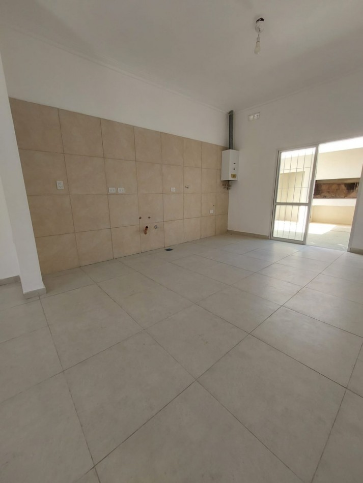 VENTA DE CASA TOTALMENTE REFACCIONADA EN PADRE GENESIO AL 1200