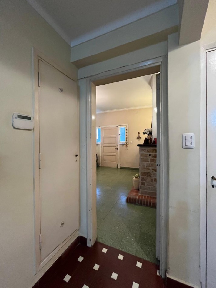 CASA DE CATEGORIA + LOCAL SOBRE AVDA EXCELENTE ESTADO !! IMPERDIBLE !! 