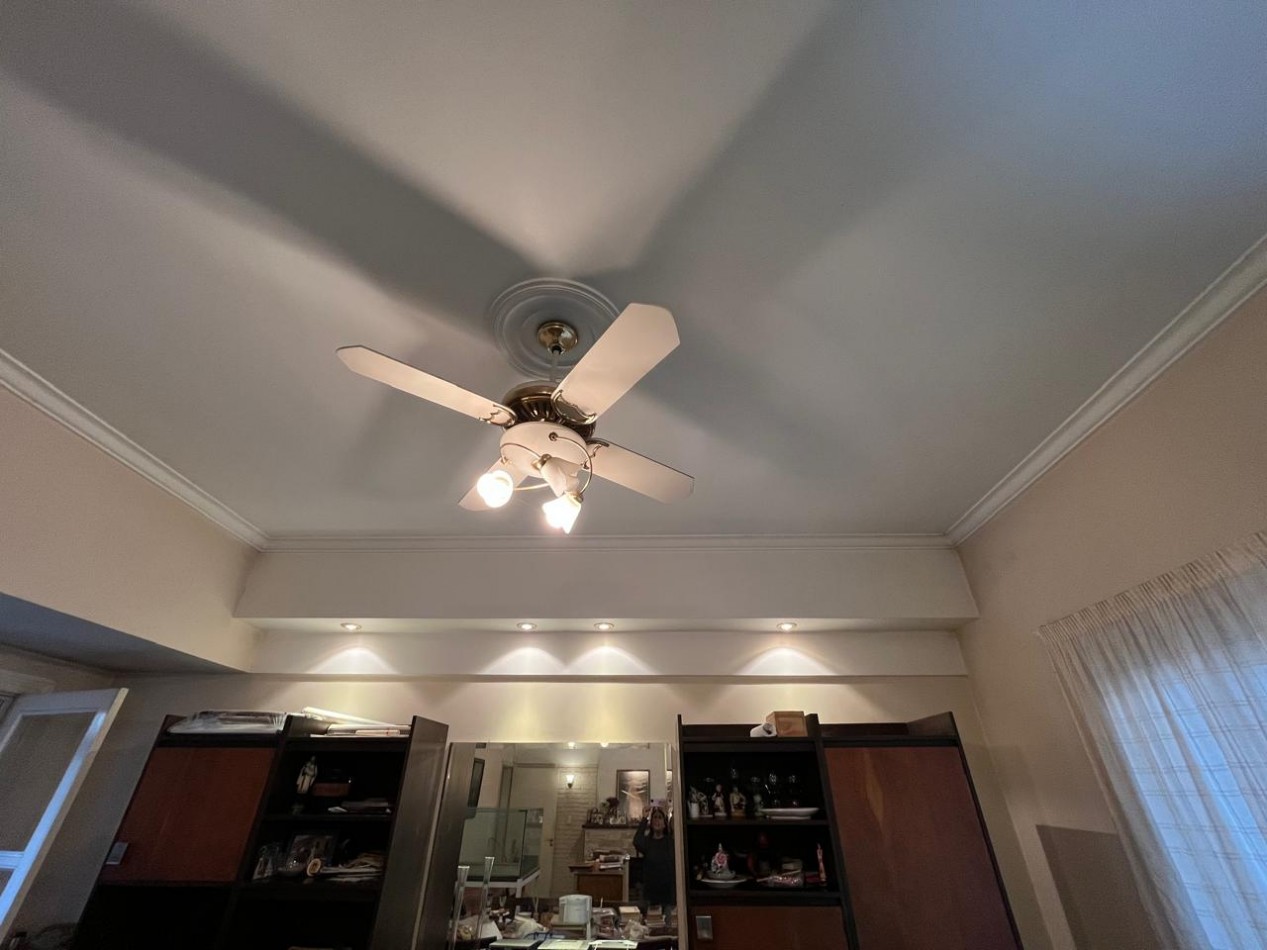 CASA DE CATEGORIA + LOCAL SOBRE AVDA EXCELENTE ESTADO !! IMPERDIBLE !! 