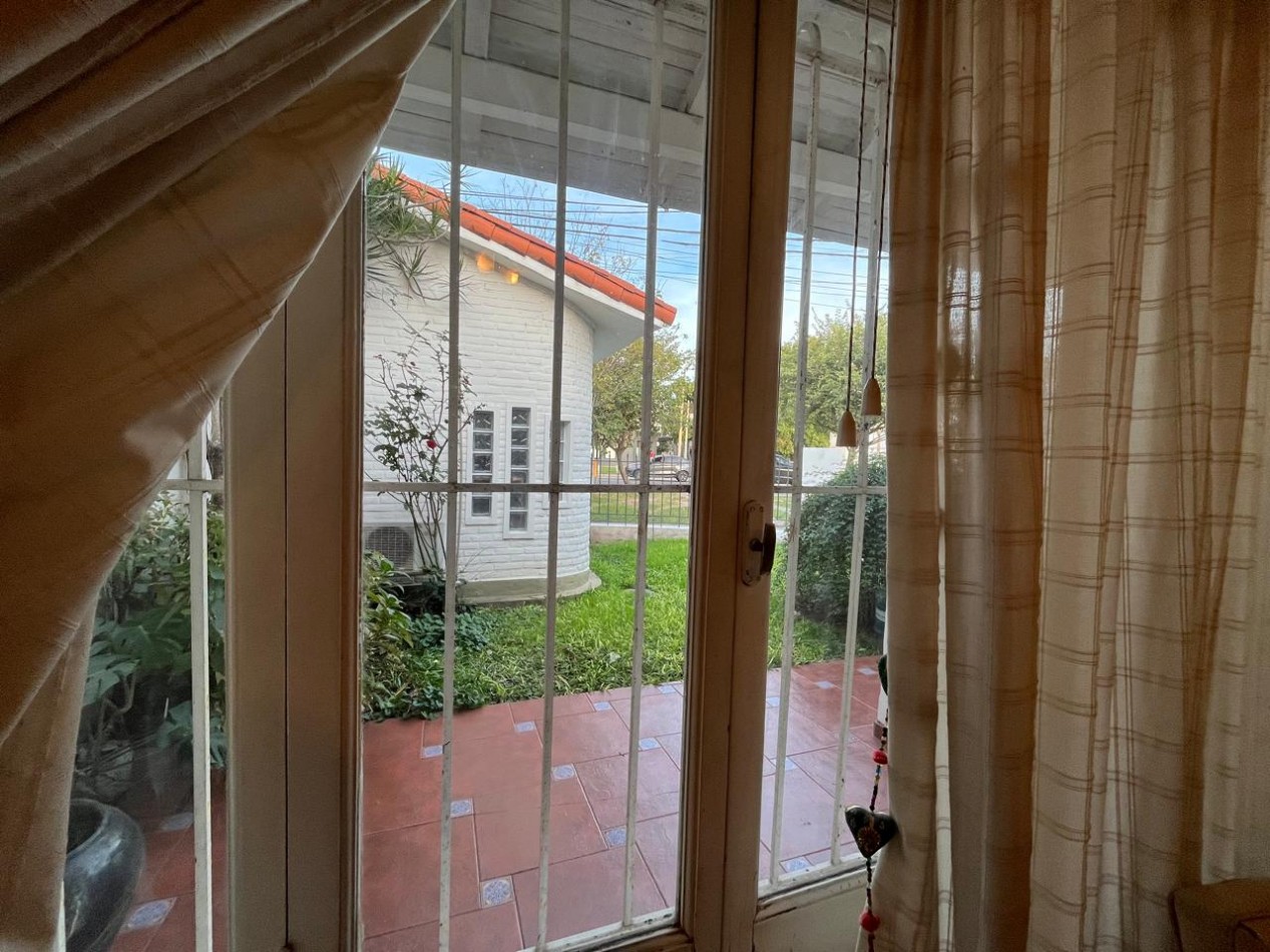 CASA DE CATEGORIA + LOCAL SOBRE AVDA EXCELENTE ESTADO !! IMPERDIBLE !! 