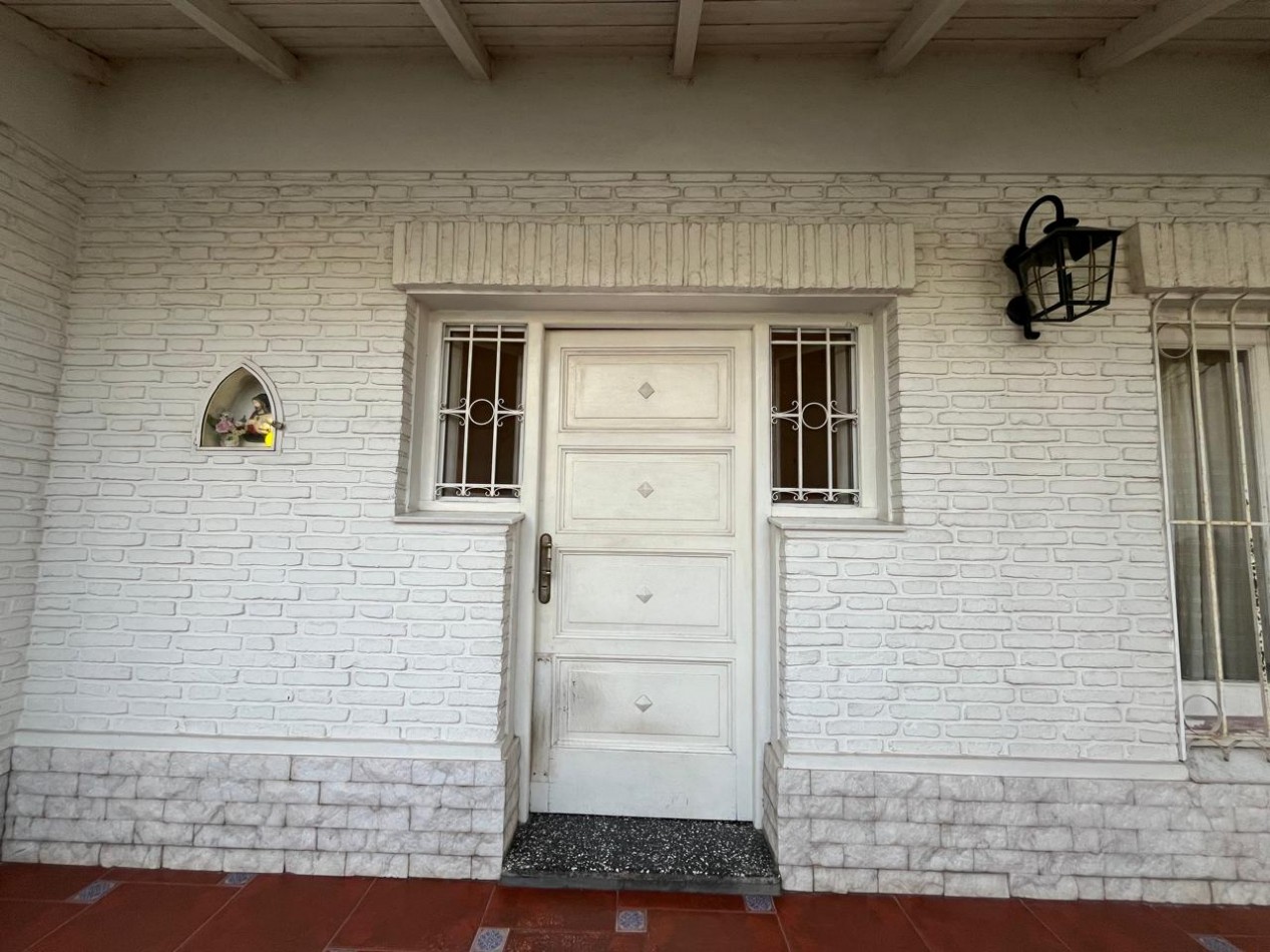 CASA DE CATEGORIA + LOCAL SOBRE AVDA EXCELENTE ESTADO !! IMPERDIBLE !! 