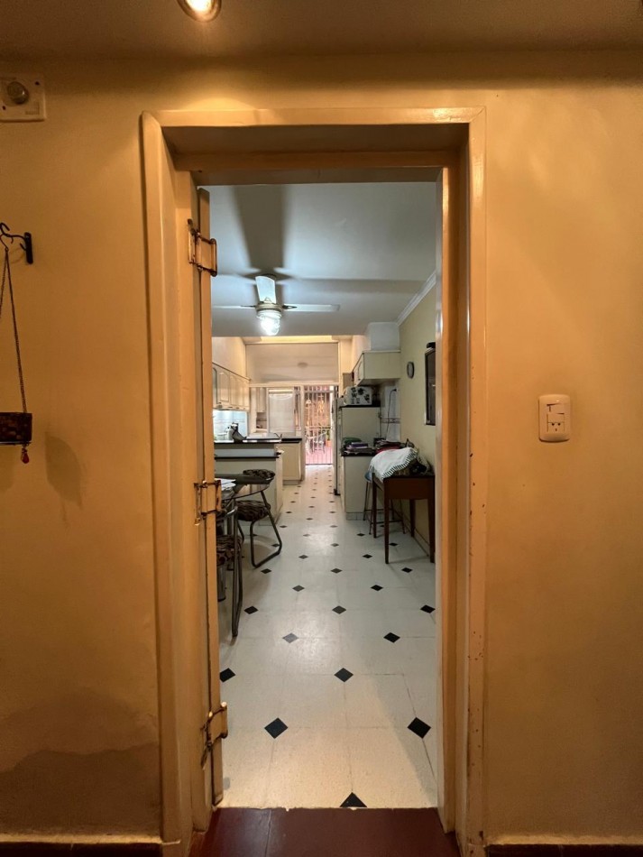 CASA DE CATEGORIA + LOCAL SOBRE AVDA EXCELENTE ESTADO !! IMPERDIBLE !! 