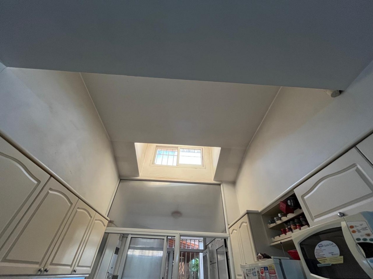 CASA DE CATEGORIA + LOCAL SOBRE AVDA EXCELENTE ESTADO !! IMPERDIBLE !! 