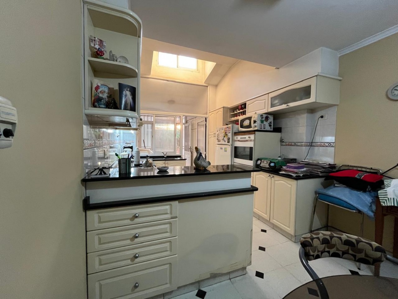 CASA DE CATEGORIA + LOCAL SOBRE AVDA EXCELENTE ESTADO !! IMPERDIBLE !! 