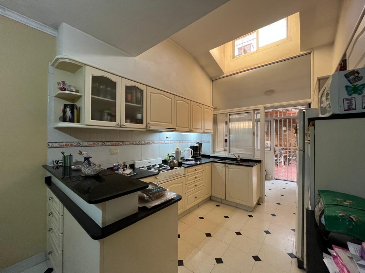 CASA DE CATEGORIA + LOCAL SOBRE AVDA EXCELENTE ESTADO !! IMPERDIBLE !! 