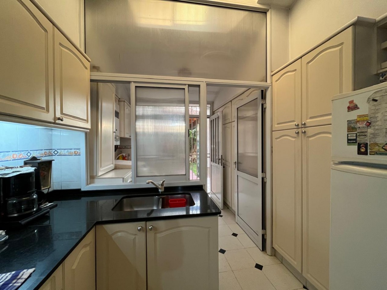 CASA DE CATEGORIA + LOCAL SOBRE AVDA EXCELENTE ESTADO !! IMPERDIBLE !! 