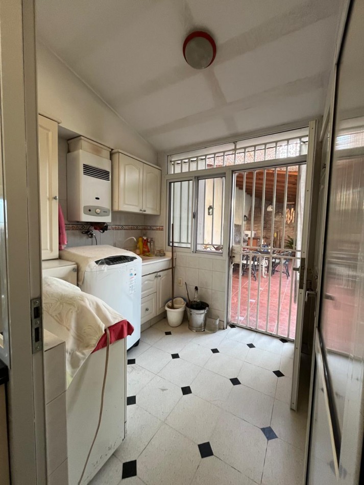 CASA DE CATEGORIA + LOCAL SOBRE AVDA EXCELENTE ESTADO !! IMPERDIBLE !! 