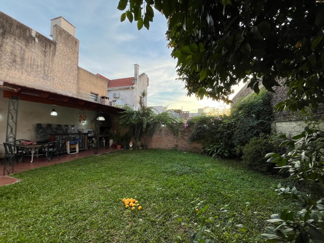 CASA DE CATEGORIA + LOCAL SOBRE AVDA EXCELENTE ESTADO !! IMPERDIBLE !! 