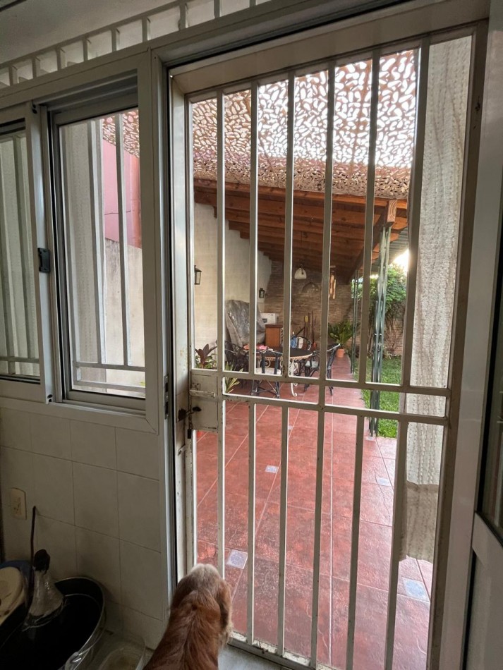 CASA DE CATEGORIA + LOCAL SOBRE AVDA EXCELENTE ESTADO !! IMPERDIBLE !! 