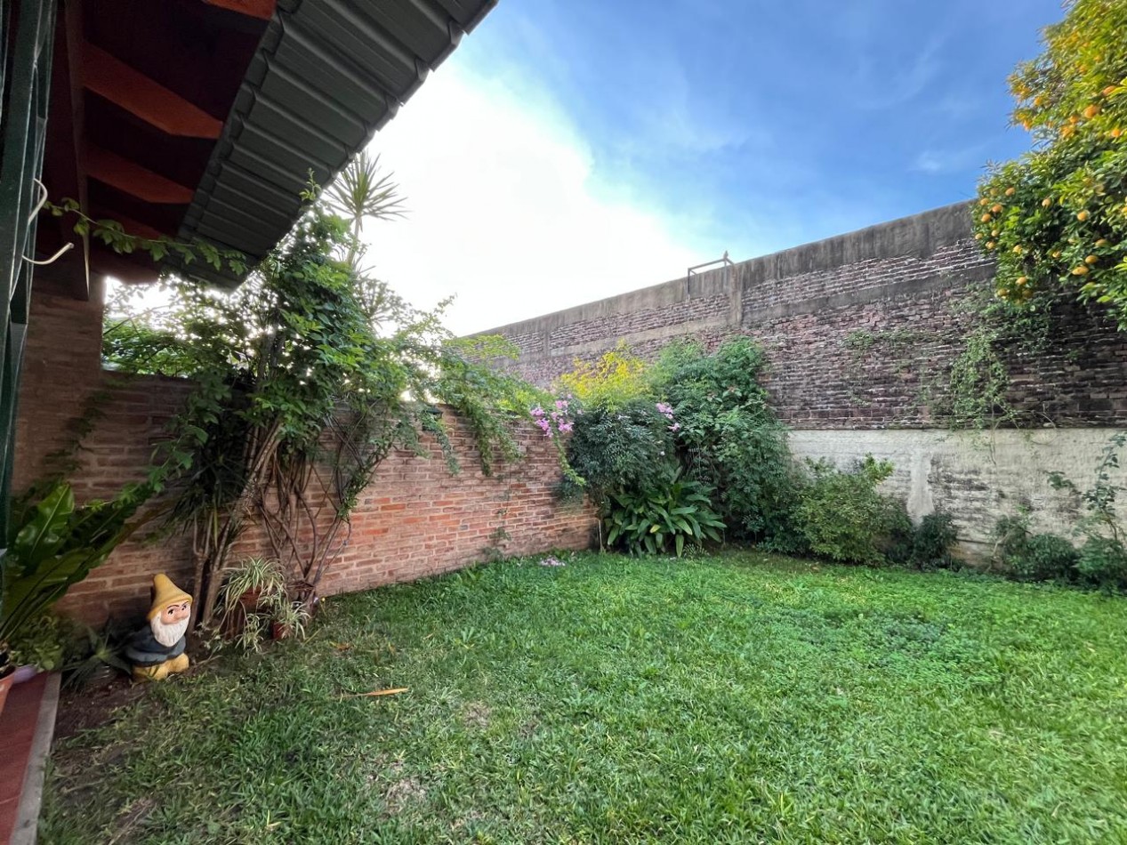 CASA DE CATEGORIA + LOCAL SOBRE AVDA EXCELENTE ESTADO !! IMPERDIBLE !! 