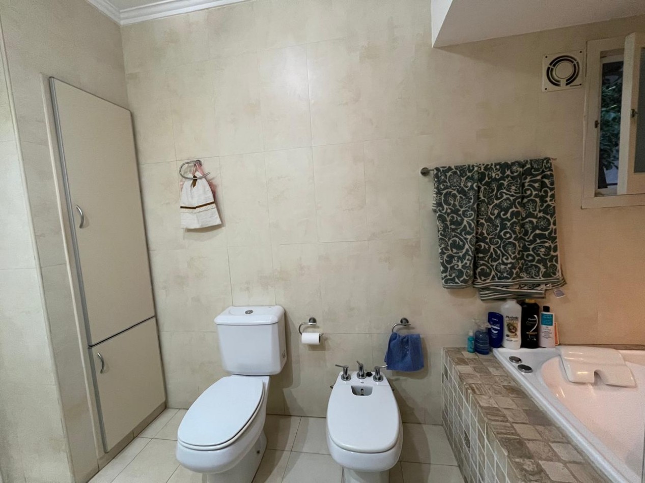 CASA DE CATEGORIA + LOCAL SOBRE AVDA EXCELENTE ESTADO !! IMPERDIBLE !! 