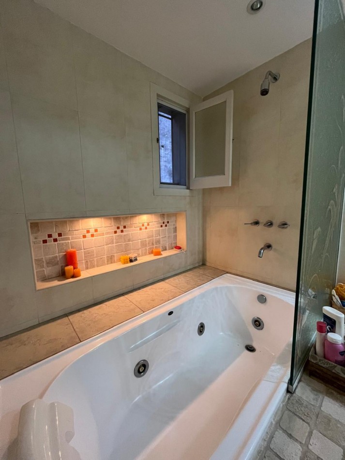 CASA DE CATEGORIA + LOCAL SOBRE AVDA EXCELENTE ESTADO !! IMPERDIBLE !! 