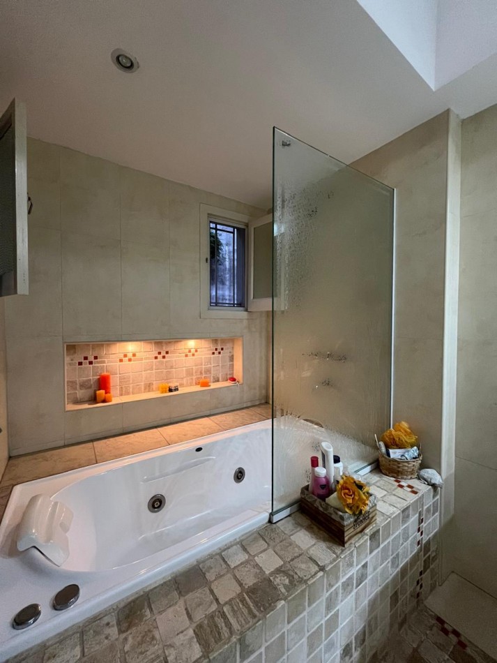 CASA DE CATEGORIA + LOCAL SOBRE AVDA EXCELENTE ESTADO !! IMPERDIBLE !! 