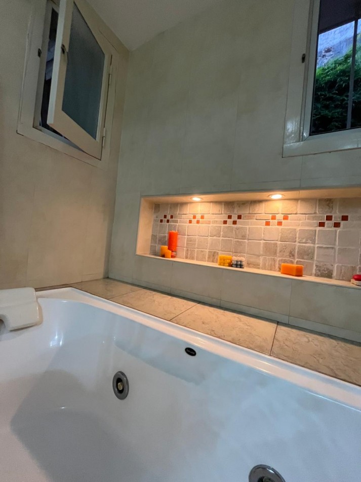 CASA DE CATEGORIA + LOCAL SOBRE AVDA EXCELENTE ESTADO !! IMPERDIBLE !! 