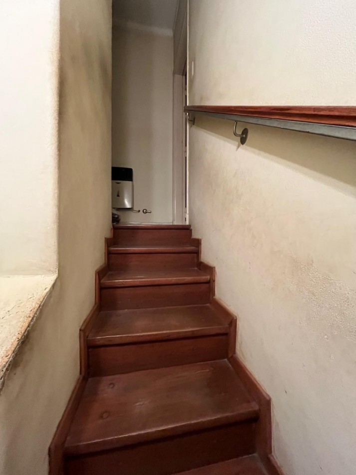 CASA DE CATEGORIA + LOCAL SOBRE AVDA EXCELENTE ESTADO !! IMPERDIBLE !! 