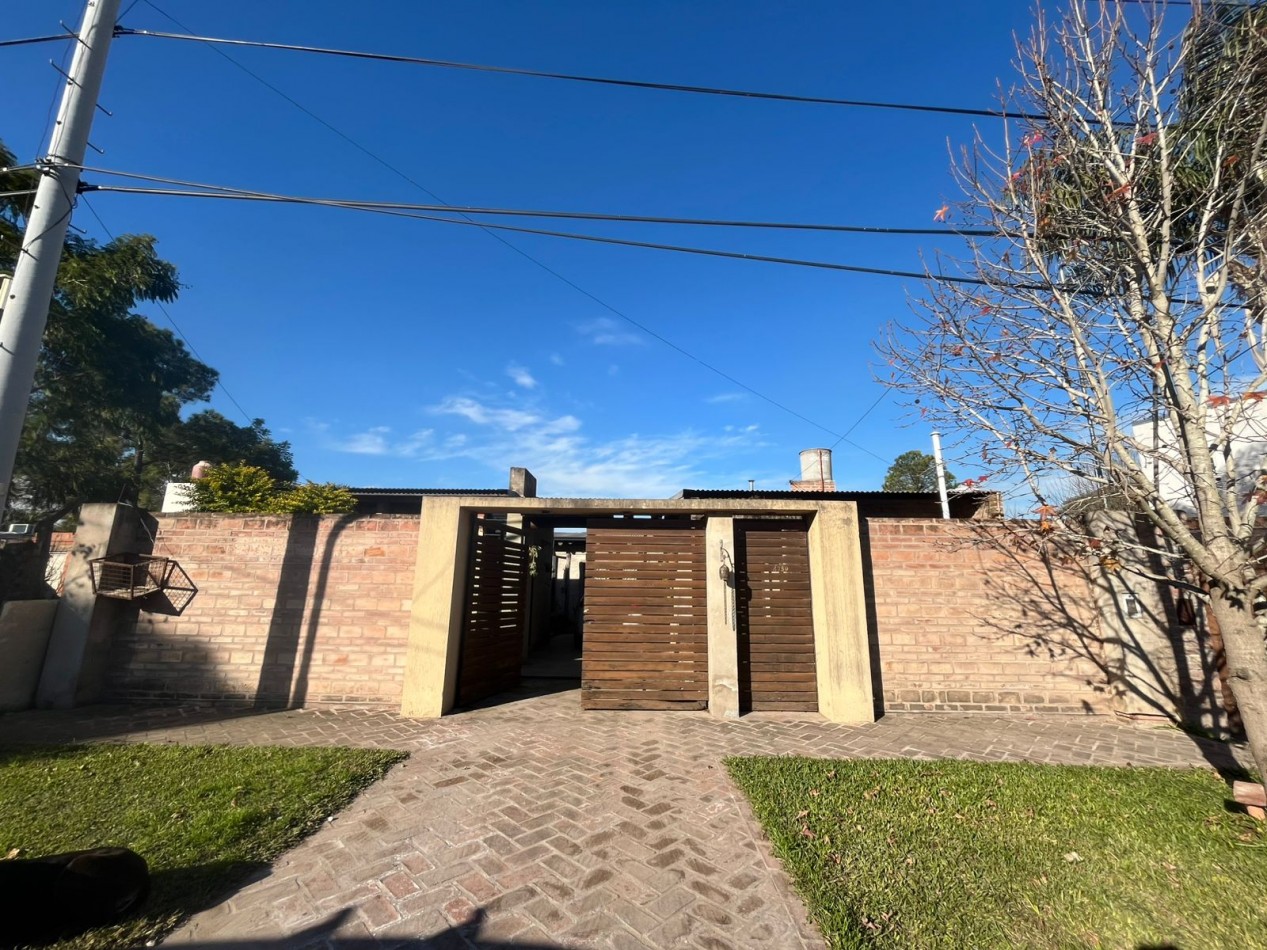 CASA CON ENORME PARQUIZADO VERDE ESPECTACULAR ESTADO !! ACEPTA ENTREGA Y FINANCIACION !! NO LA PIERDAS APURATE !!