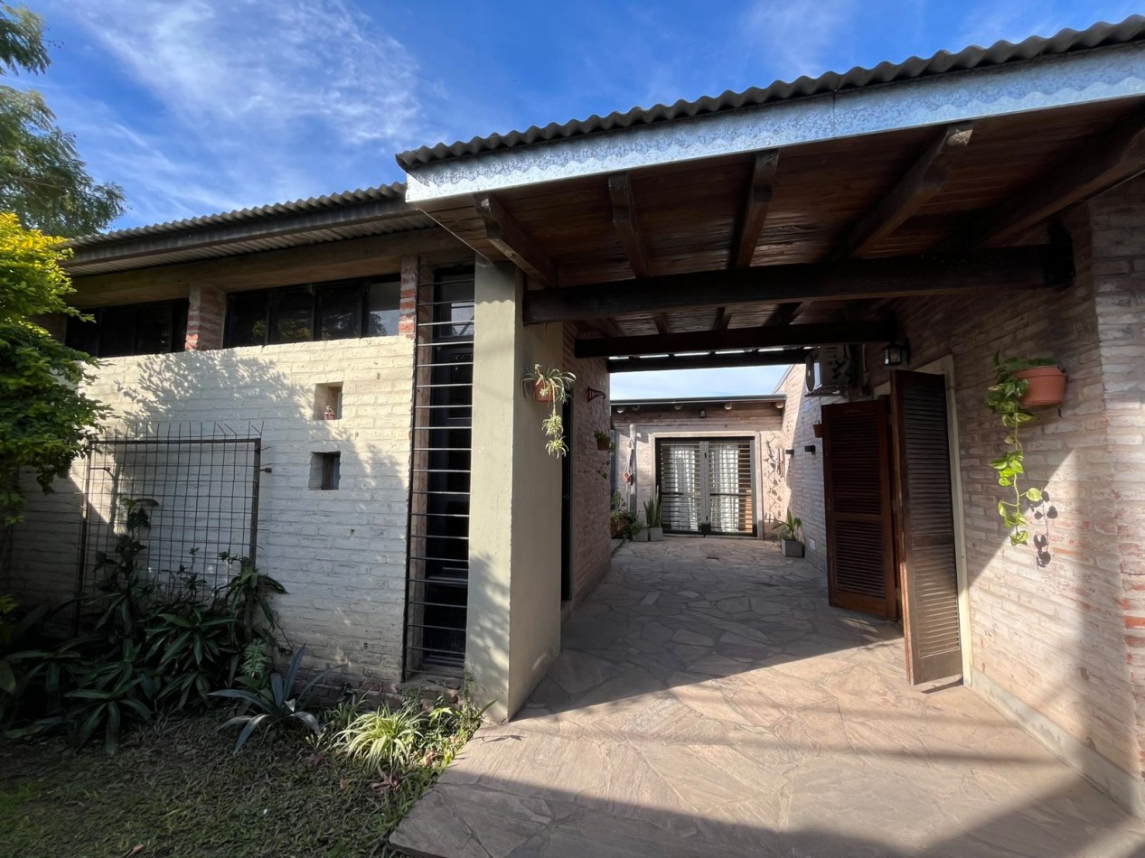 CASA CON ENORME PARQUIZADO VERDE ESPECTACULAR ESTADO !! ACEPTA ENTREGA Y FINANCIACION !! NO LA PIERDAS APURATE !!