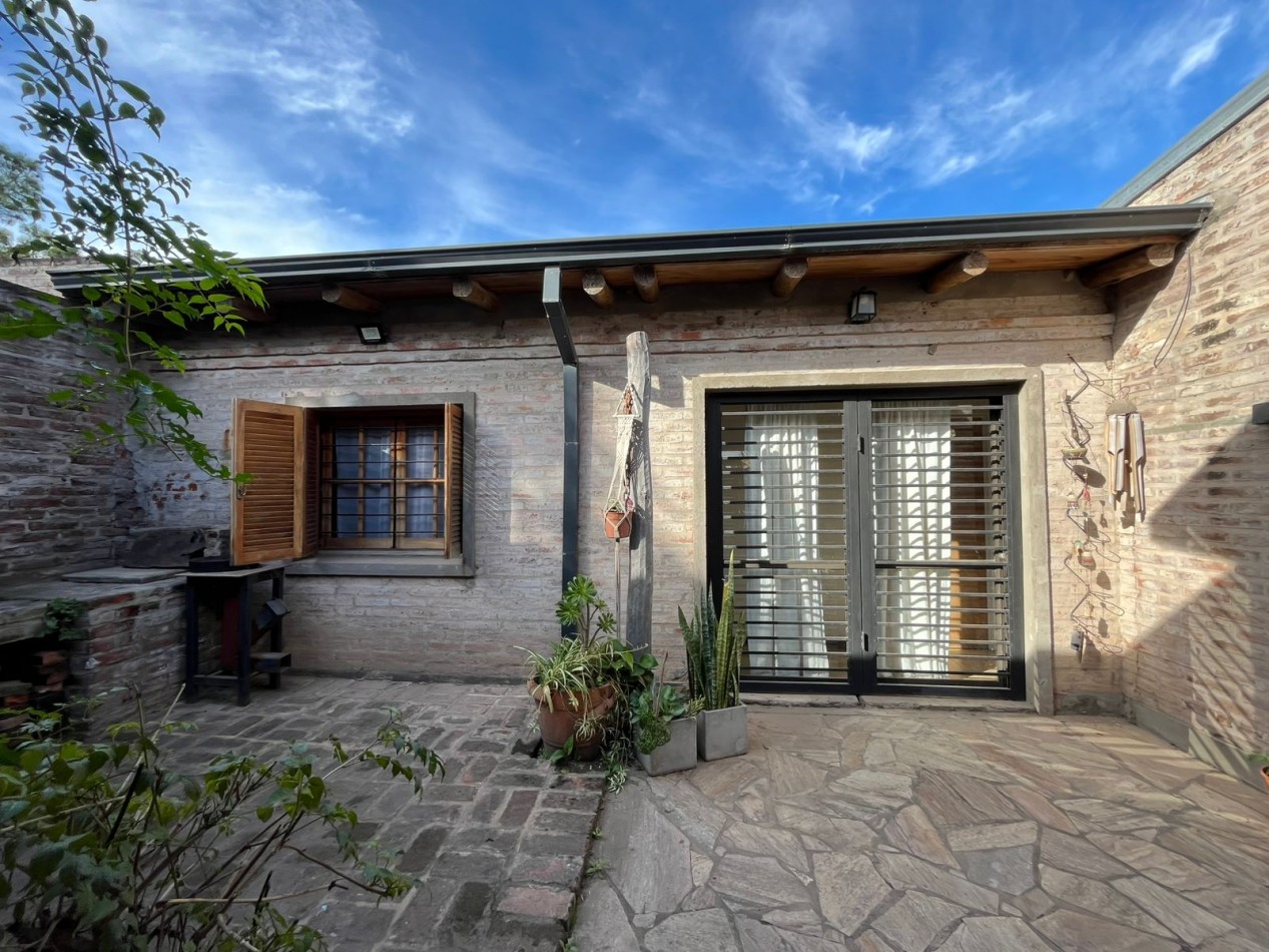 CASA CON ENORME PARQUIZADO VERDE ESPECTACULAR ESTADO !! ACEPTA ENTREGA Y FINANCIACION !! NO LA PIERDAS APURATE !!