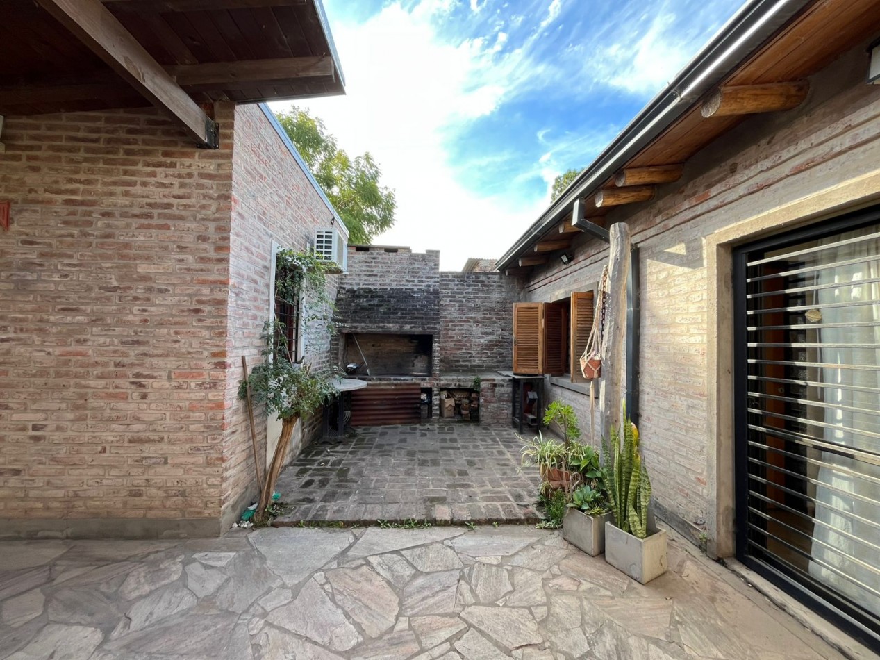 CASA CON ENORME PARQUIZADO VERDE ESPECTACULAR ESTADO !! ACEPTA ENTREGA Y FINANCIACION !! NO LA PIERDAS APURATE !!